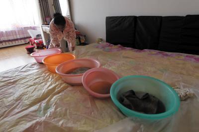 景谷楼上漏水，住户失联，小区没物管，业主维权难！律师来支招……